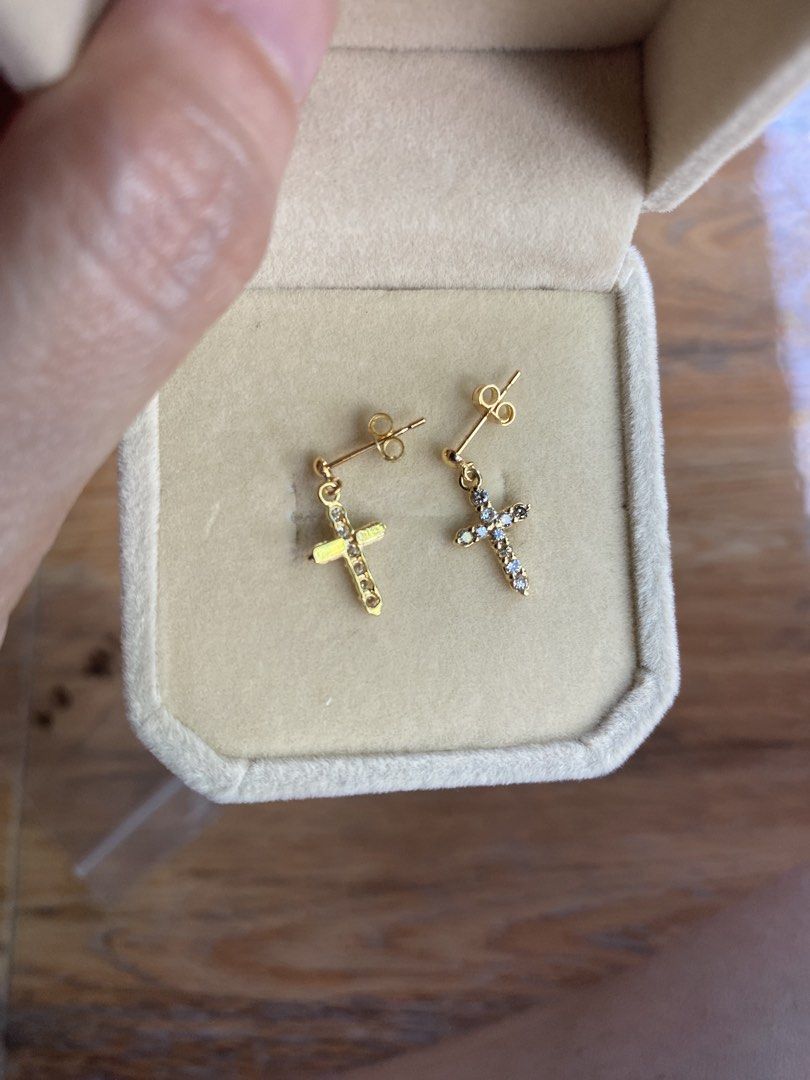 Cross Earring Pair w/ Diamonds (Category: Earrings) located in Manila. Submitted by jen_abon (Listing ID 1469191852, Image 3). Description: 💎18K / 0.9 grams / Natural Diamonds 💎 No certificate 💎Pawnable .