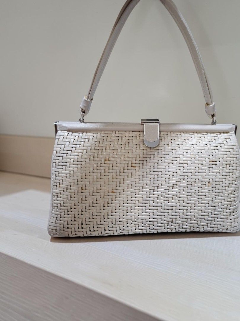 CROWN GENUINE LEATHER WOOVEN PURSE (Category: Purses & Pouches) located in Las Pinas. Submitted by annachiaonair2037 (Listing ID 1469264186, Image 2). Description: CROWN GENUINE LEATHER WOVEN PURSE FROM JAPAN RARE TYPE OF PURSE H 6" L 10" W 2.5" Disclaimer: I am not affiliated with, associated with, or authorized by any of the brands featured posted. Any mention of brand names, trademarks, or logos is solely for identification and reference purpo