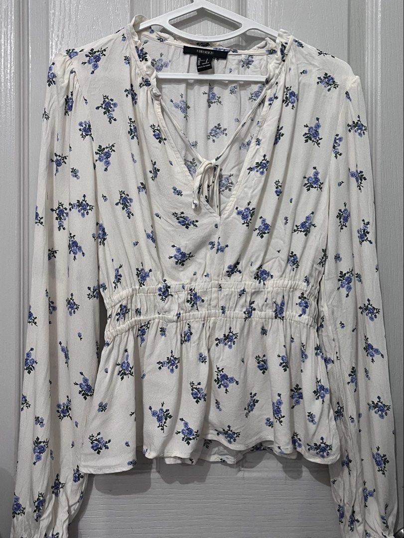 Dainty floral long sleeve top (Category: Longsleeves) located in Antipolo. Submitted by asdfghjkl66931 (Listing ID 1469273648, Image 1). Description: Cute and flattering.