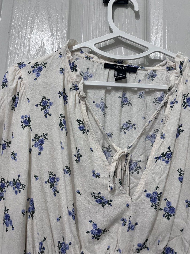 Dainty floral long sleeve top (Category: Longsleeves) located in Antipolo. Submitted by asdfghjkl66931 (Listing ID 1469273648, Image 2). Description: Cute and flattering.