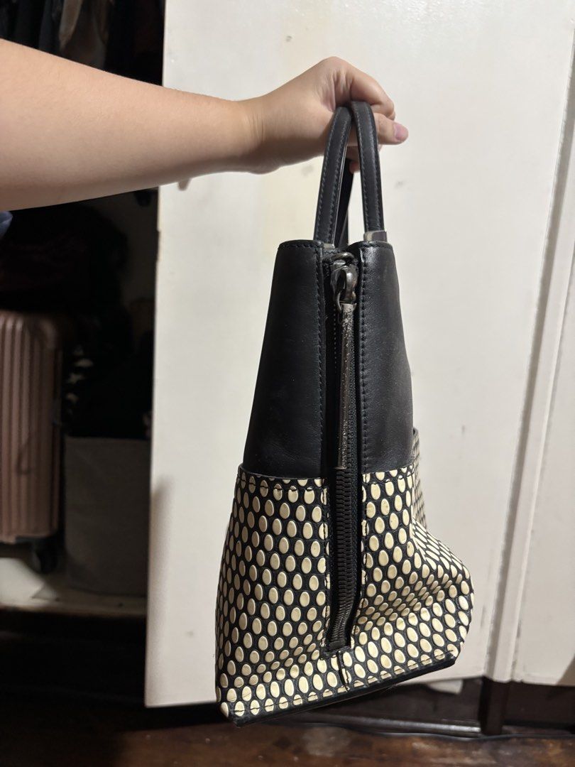 DAKS handbag/shoulderbag (Category: Shoulder Bags) located in Manila. Submitted by gianneper67469 (Listing ID 1469191847, Image 3). Description: FREE SF signs of use only, no deffects come in bag and wallet bundle super thick and great quality leather super spacious .
