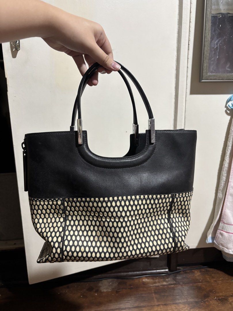 DAKS handbag/shoulderbag (Category: Shoulder Bags) located in Manila. Submitted by gianneper67469 (Listing ID 1469191847, Image 1). Description: FREE SF signs of use only, no deffects come in bag and wallet bundle super thick and great quality leather super spacious .