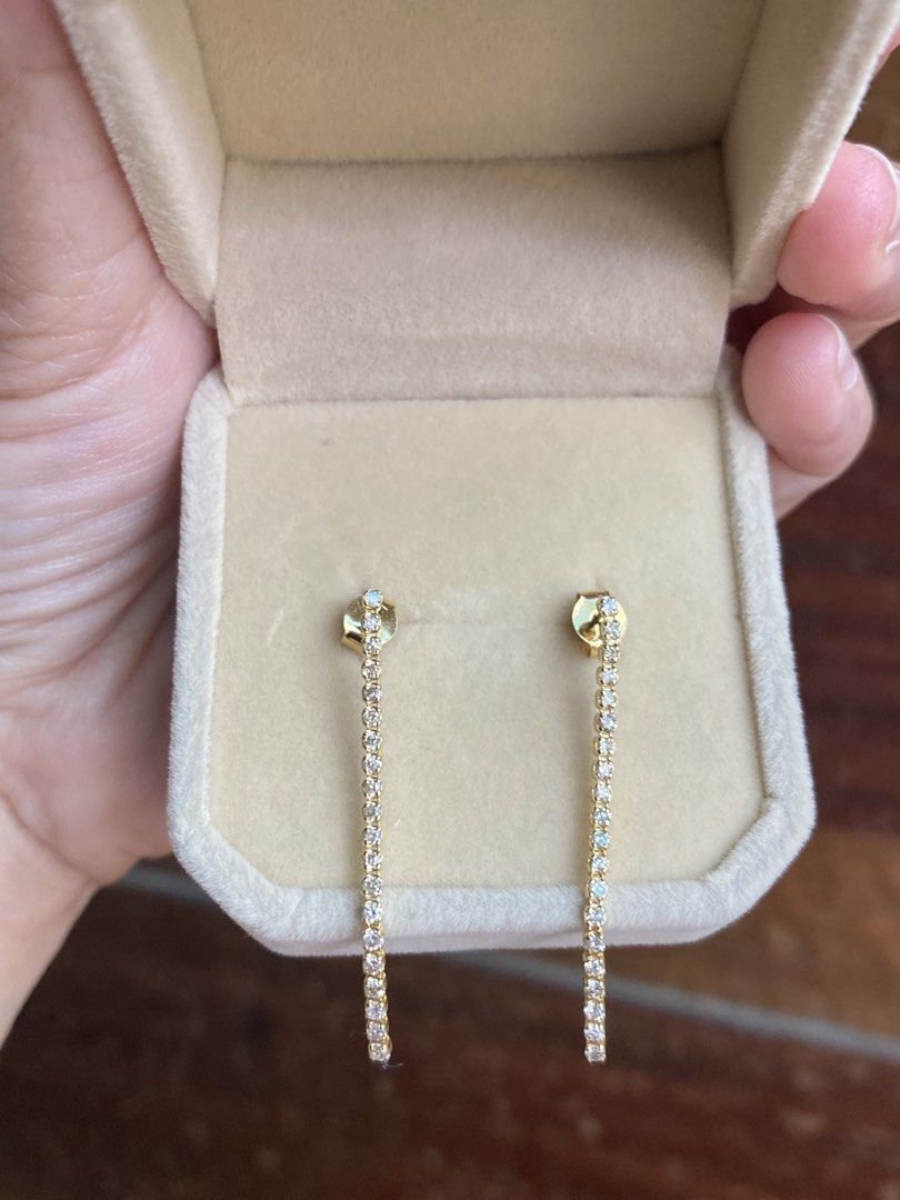Dangling Earring Pair w/ Diamonds (Category: Earrings) located in Manila. Submitted by jen_abon (Listing ID 1469191267, Image 1). Description: 💎18K / 1.2 grams / 18K Markings 💎Natural Diamonds 💎 Pawnable .