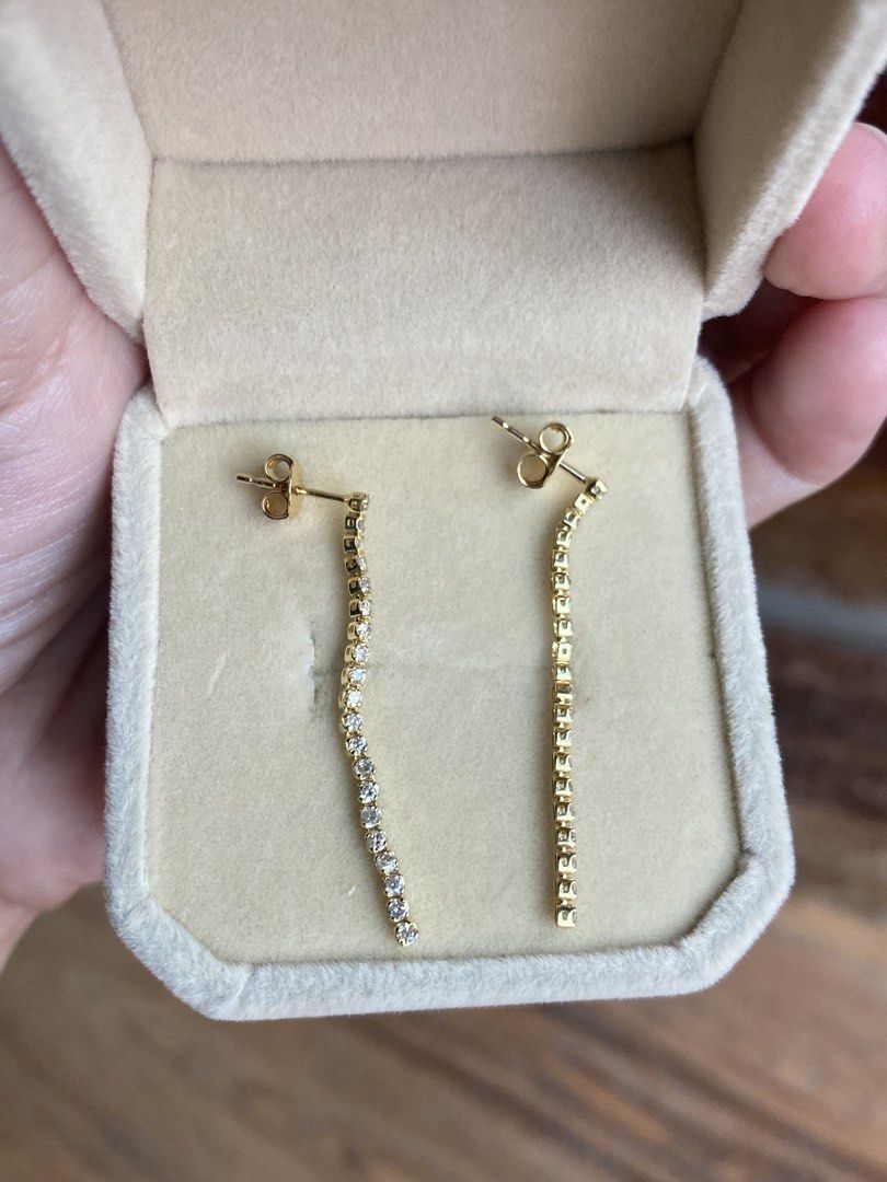 Dangling Earring Pair w/ Diamonds (Category: Earrings) located in Manila. Submitted by jen_abon (Listing ID 1469191267, Image 2). Description: 💎18K / 1.2 grams / 18K Markings 💎Natural Diamonds 💎 Pawnable .