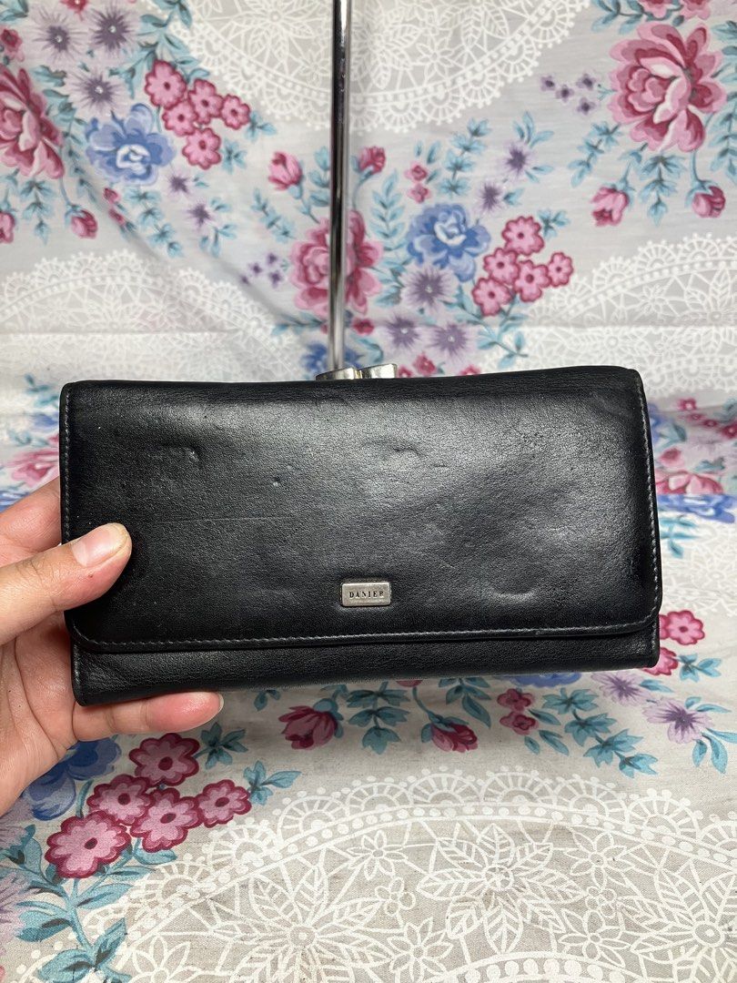 DANIER GENUINE BLACK LEATHER FLAP WALLET (Category: Wallets & Card holders) located in General Mariano Alvarez. Submitted by adonid (Listing ID 1469183403, Image 1). Description: DANIER GENUINE BLACK LEATHER FLAP WALLET GOOD CONDITION NORMAL SIGN OF USAGE ONLY.