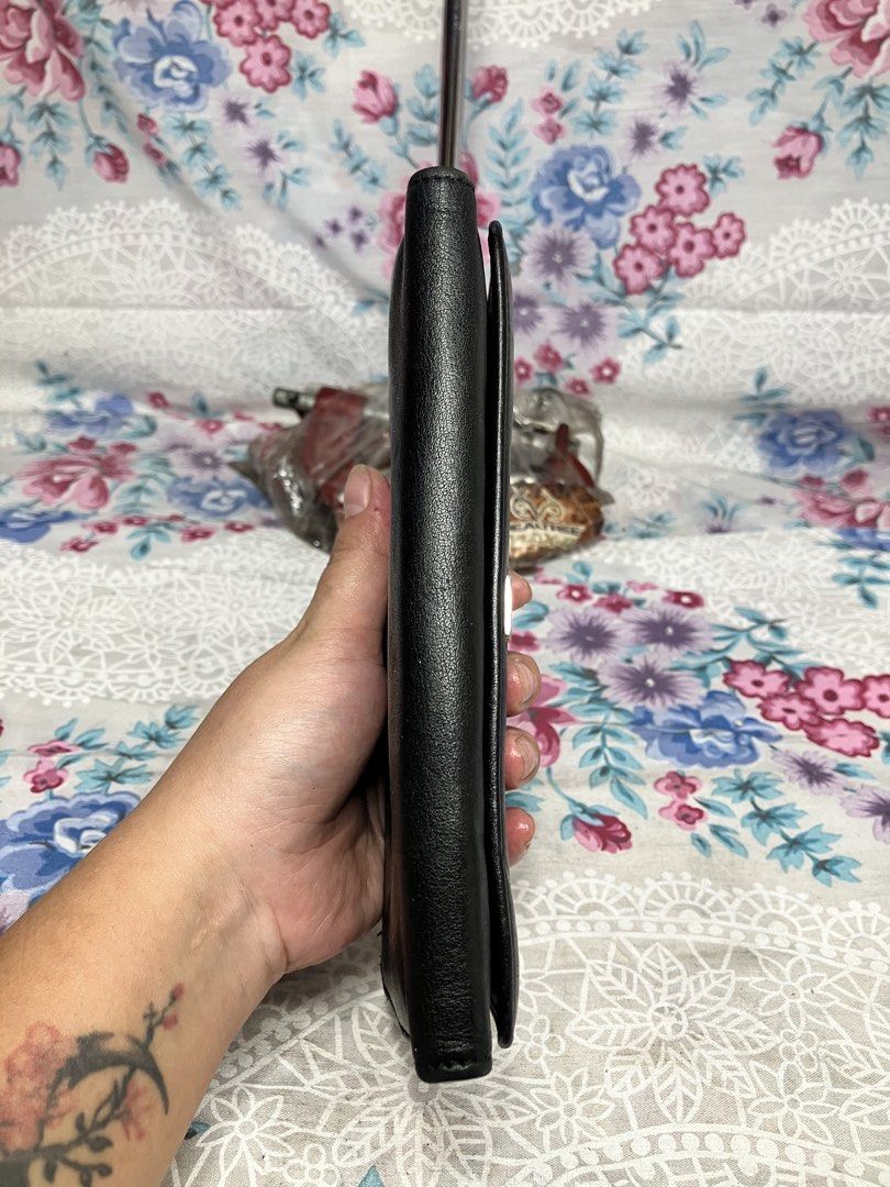 DANIER GENUINE BLACK LEATHER FLAP WALLET (Category: Wallets & Card holders) located in General Mariano Alvarez. Submitted by adonid (Listing ID 1469183403, Image 3). Description: DANIER GENUINE BLACK LEATHER FLAP WALLET GOOD CONDITION NORMAL SIGN OF USAGE ONLY.