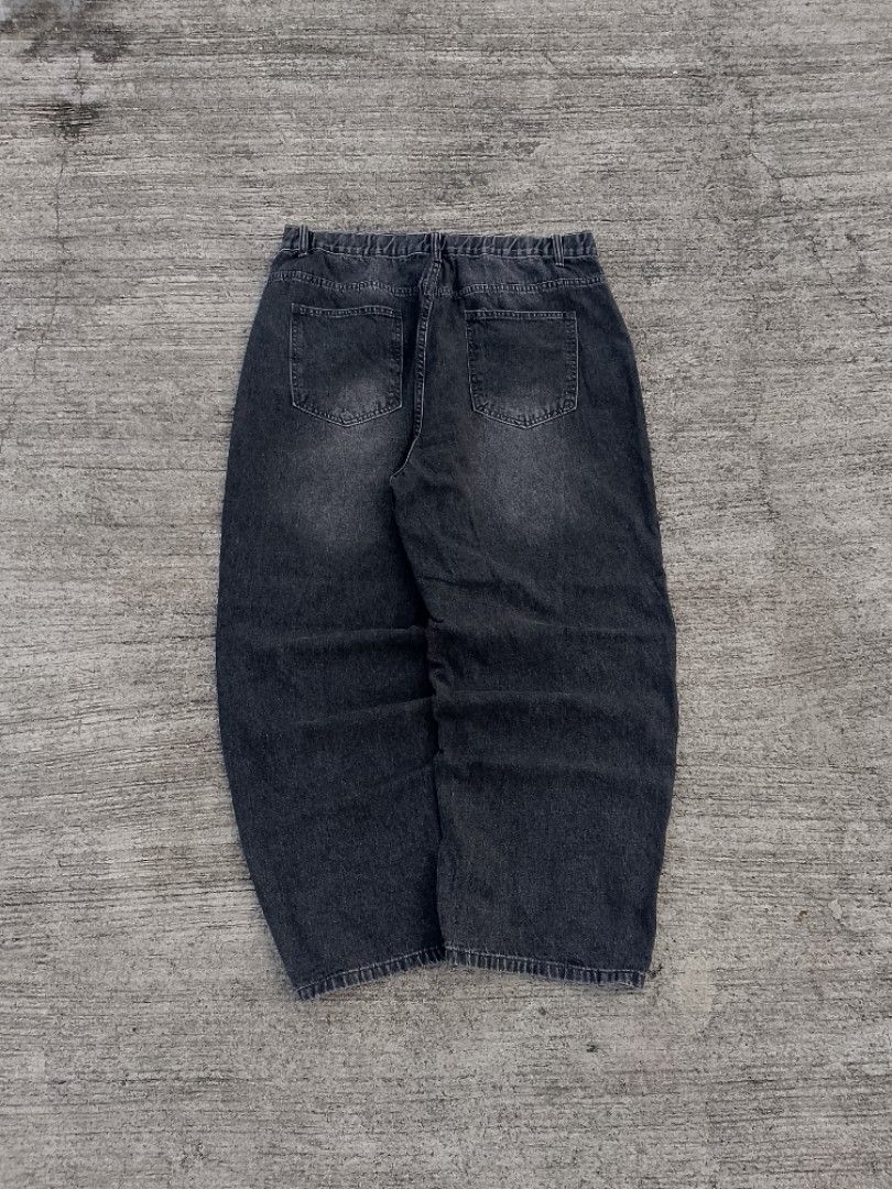 Dazy plus black wash baggy pants (Category: Jeans) located in Camaligan. Submitted by central_closet (Listing ID 1469284140, Image 2). Description: ‎📌Dazy plus wash baggy pants ‎Size: Xl on tag ‎•Dimensions: ‎Waist: 35 ‎Length: 40.5 ‎Thigh: 15 ‎Leghole: 10.5 ‎ ‎- In as New Condition ‎- MUST HAVE IN YOUR COLLECTION ‎- Heavyweight pants ‎- Hard Denim ‎ISSUE: One minimal pinhole ‎ ‎Price: 780🏷️ ‎ ‎•✅PLUS SHIPPING FEE (+95) ‎•🔵MOP: G CASH ‎•🟥COUR