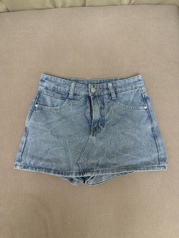 Denim Mini Skort (Category: Skirts) located in Las Pinas. Submitted by thealyssacloset (Listing ID 1469216602, Image 1). Description: .