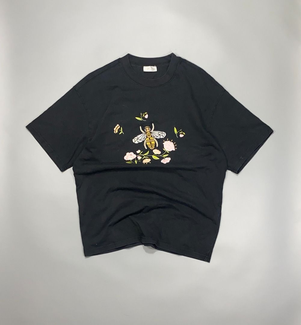 ‘DIOR EMBROIDERED BEE TEE’ (Category: Tshirts & Polo Shirts ) located in San Jose. Submitted by retro.co (Listing ID 1469302799, Image 1). Description: Features: - SIGNATURE BEE DESIGN - EMBROIDERED PRINT •Excellent Condition •Flaws: NO MAJOR FLAWS •Color rate: (9.5/10) •DIMES: (W): 20.5 INCH (L): 26.5 INCH READ BEFORE PURCHASING -WORLDWIDE SHIPPING -NO RETURN -Please check all photos accurately. ❗️Important notes: Size is indicated in the listin