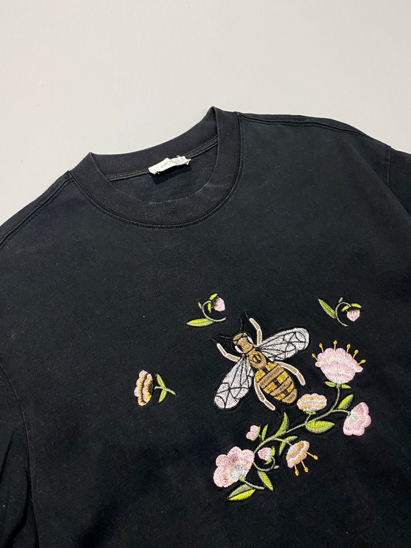 ‘DIOR EMBROIDERED BEE TEE’ (Category: Tshirts & Polo Shirts ) located in San Jose. Submitted by retro.co (Listing ID 1469302799, Image 2). Description: Features: - SIGNATURE BEE DESIGN - EMBROIDERED PRINT •Excellent Condition •Flaws: NO MAJOR FLAWS •Color rate: (9.5/10) •DIMES: (W): 20.5 INCH (L): 26.5 INCH READ BEFORE PURCHASING -WORLDWIDE SHIPPING -NO RETURN -Please check all photos accurately. ❗️Important notes: Size is indicated in the listin