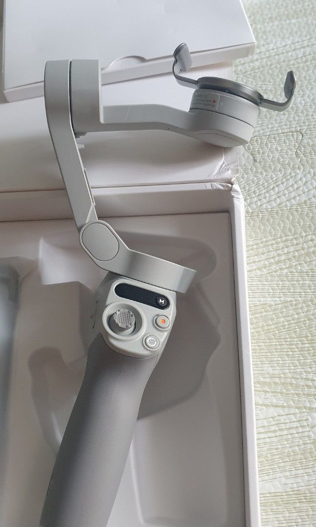 Dji Osmo Mobile SE Smartphone Stabilizer (Category: Mounts & Holders) located in Manila. Submitted by johnnathanbmc (Listing ID 1469234819, Image 2). Description: never used but opened. bought it for 6500. selling to bless someone who can use it. brand new no issues. I thought il be a vlogger.