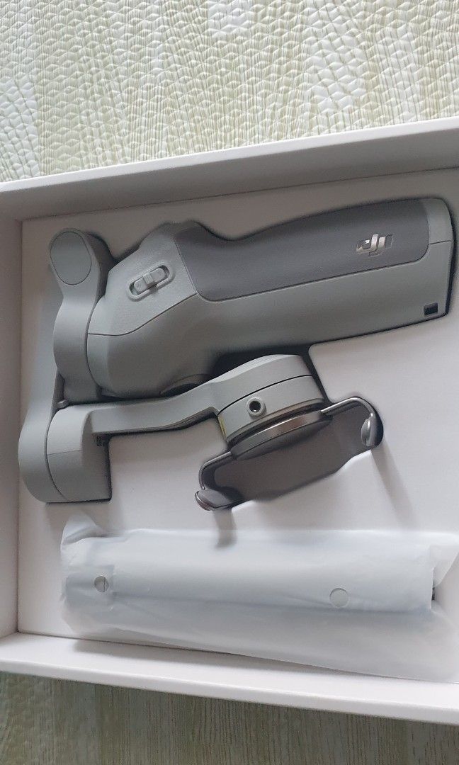 Dji Osmo Mobile SE Smartphone Stabilizer (Category: Mounts & Holders) located in Manila. Submitted by johnnathanbmc (Listing ID 1469234819, Image 3). Description: never used but opened. bought it for 6500. selling to bless someone who can use it. brand new no issues. I thought il be a vlogger.