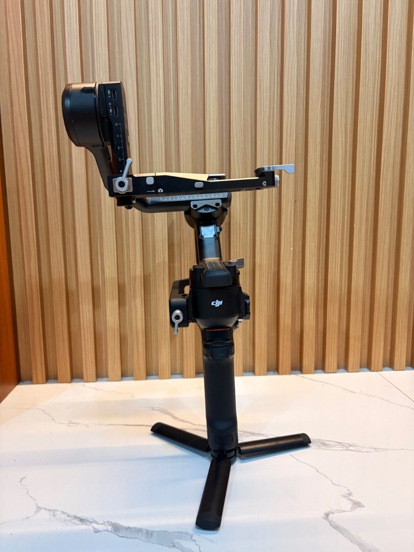 DJI RS 4 Pro Gimbal 🎥🔥 (Category: Gimbals & Stabilizers ) located in Manila. Submitted by danielleca96422 (Listing ID 1469293913, Image 2). Description: FOR SALE: DJI RS 4 Pro Gimbal 🎥🔥 Price: ₱20,000 (Negotiable) Condition: ✅ Complete accessories ✅ Focus Motor and other accessories were only used once. ✅ 100% working condition ✅ Only used for student film. ✅ Good as new. ⚠️ Minor scratches from normal use ⚠️ Non-original extended grip handle