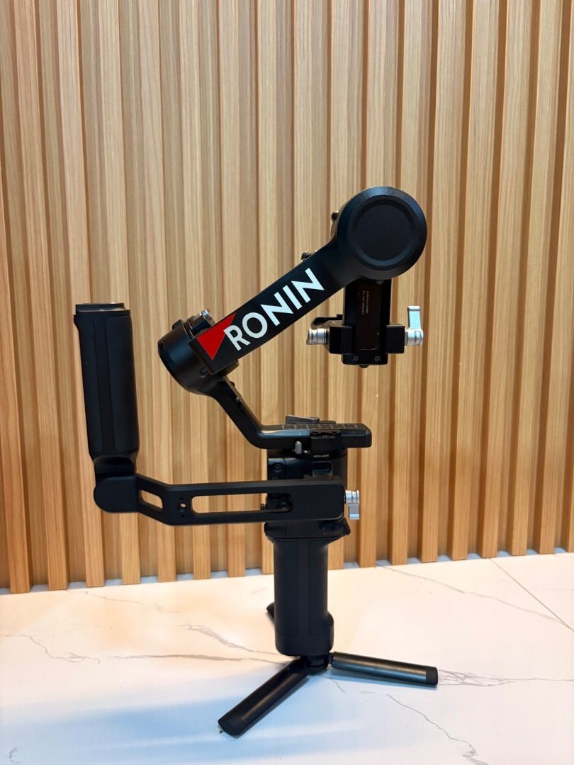 DJI RS 4 Pro Gimbal 🎥🔥 (Category: Gimbals & Stabilizers ) located in Manila. Submitted by danielleca96422 (Listing ID 1469293913, Image 3). Description: FOR SALE: DJI RS 4 Pro Gimbal 🎥🔥 Price: ₱20,000 (Negotiable) Condition: ✅ Complete accessories ✅ Focus Motor and other accessories were only used once. ✅ 100% working condition ✅ Only used for student film. ✅ Good as new. ⚠️ Minor scratches from normal use ⚠️ Non-original extended grip handle