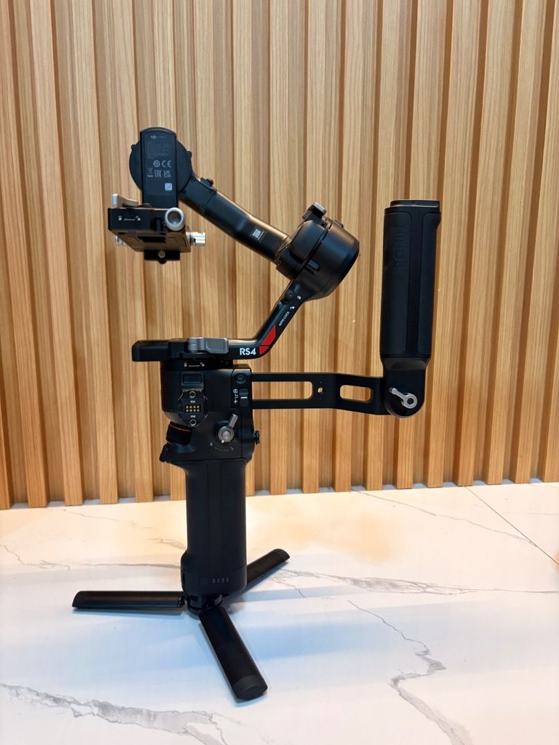 DJI RS 4 Pro Gimbal 🎥🔥 (Category: Gimbals & Stabilizers ) located in Manila. Submitted by danielleca96422 (Listing ID 1469293913, Image 1). Description: FOR SALE: DJI RS 4 Pro Gimbal 🎥🔥 Price: ₱20,000 (Negotiable) Condition: ✅ Complete accessories ✅ Focus Motor and other accessories were only used once. ✅ 100% working condition ✅ Only used for student film. ✅ Good as new. ⚠️ Minor scratches from normal use ⚠️ Non-original extended grip handle