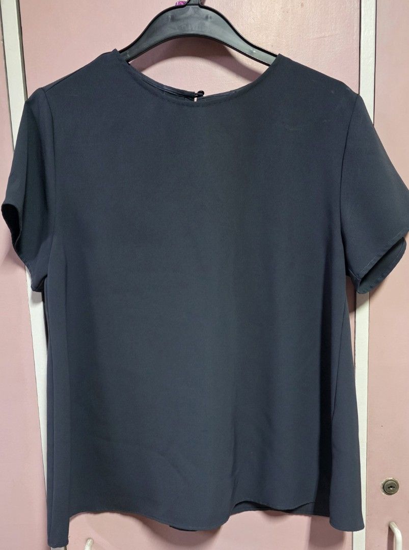 Drape blouse (Category: Blouses) located in Manila. Submitted by esamd (Listing ID 1469314356, Image 2). Description: UNIQLO Size: Small Drape blouse in grey.