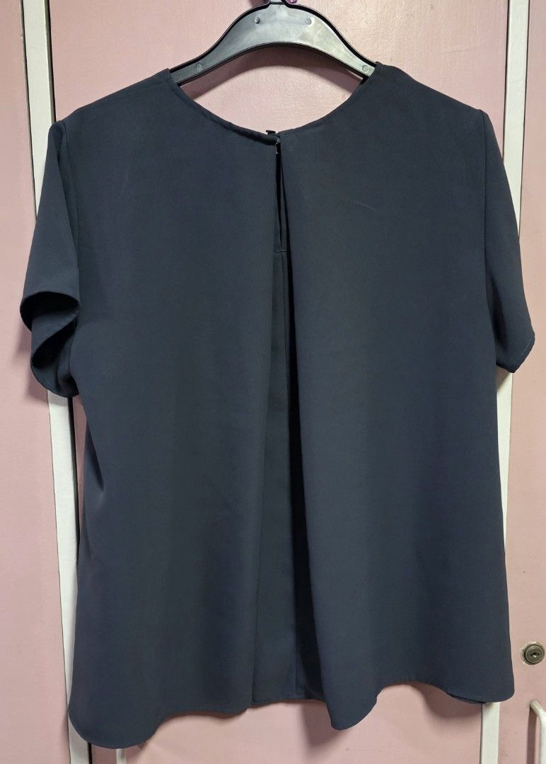 Drape blouse (Category: Blouses) located in Manila. Submitted by esamd (Listing ID 1469314356, Image 3). Description: UNIQLO Size: Small Drape blouse in grey.