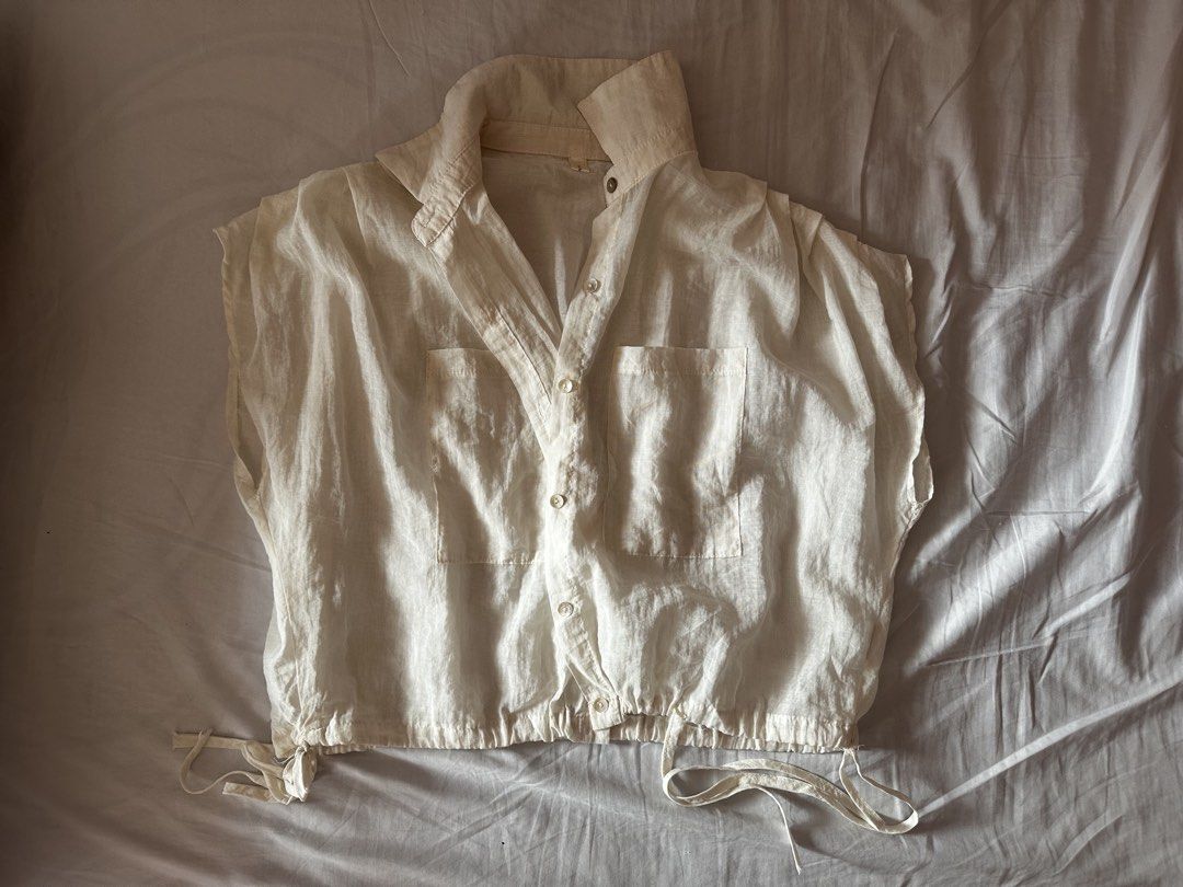 Drawstring Hem Linen-Blend Blouse (Category: Blouses) located in Cavite. Submitted by yuri_9989 (Listing ID 1469192417, Image 3). Description: ✦ Preloved ✦ Lightweight linen-look fabric ✦ Classic collared button-down style ✦ Adjustable drawstring hem ✦ Functional front pockets ✦ Relaxed and effortless fit 📩 DM to claim 💳 Payment first before shipping GoTyme • Gcash • MariBank.
