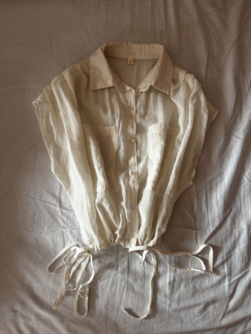 Drawstring Hem Linen-Blend Blouse (Category: Blouses) located in Cavite. Submitted by yuri_9989 (Listing ID 1469192417, Image 1). Description: ✦ Preloved ✦ Lightweight linen-look fabric ✦ Classic collared button-down style ✦ Adjustable drawstring hem ✦ Functional front pockets ✦ Relaxed and effortless fit 📩 DM to claim 💳 Payment first before shipping GoTyme • Gcash • MariBank.