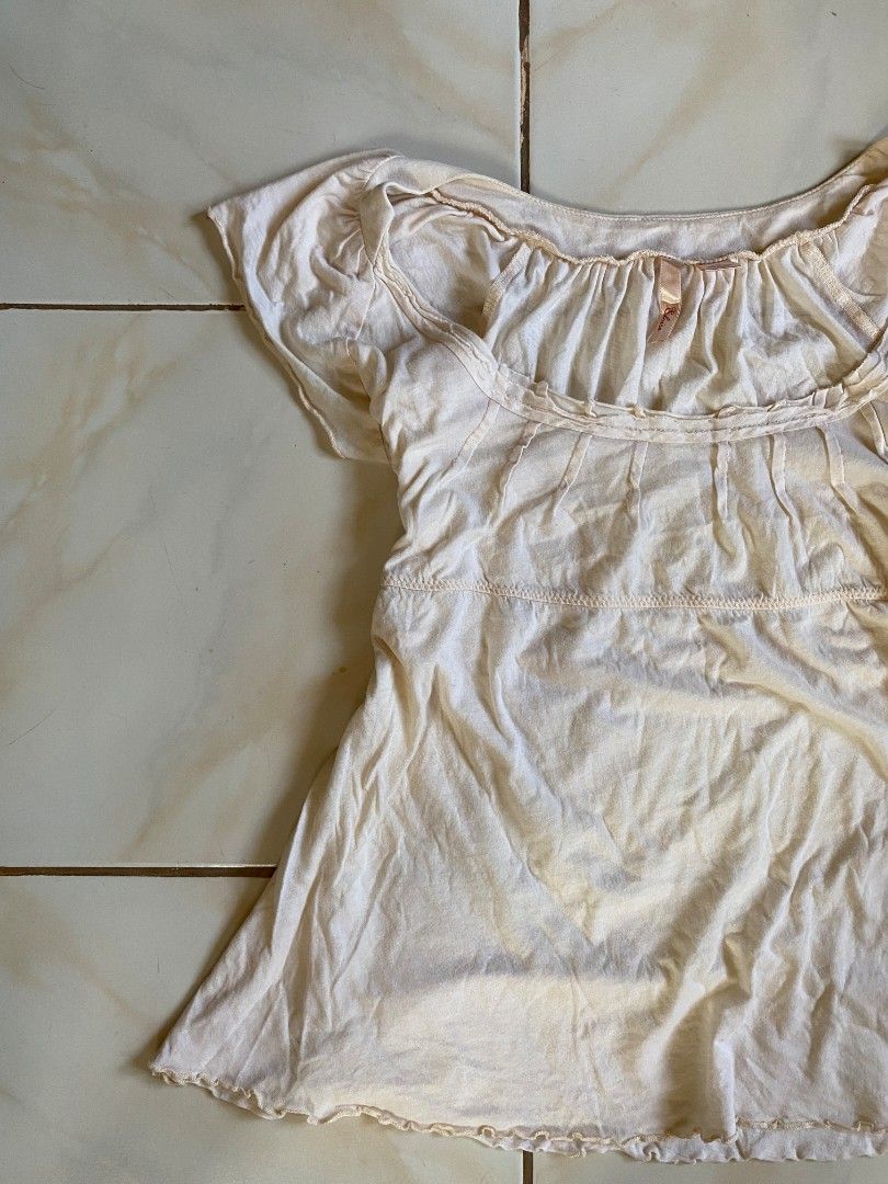 Eloise Cream Top Size M (Category: Blouses) located in Roxas City. Submitted by xyddvs (Listing ID 1469279829, Image 2). Description: Medium to Large Japanese Brand.