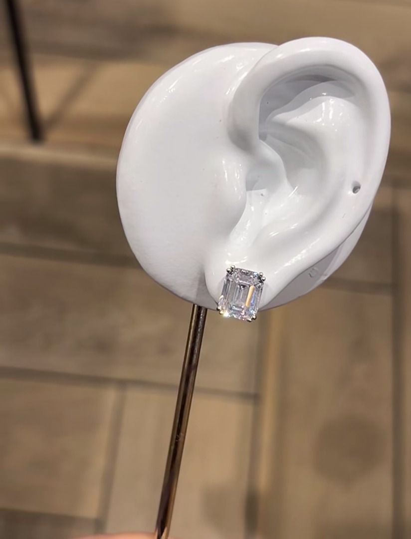 emerald moissanite stud earrings (Category: Earrings) located in Quezon City. Submitted by japanandsingaporeluxepreloved (Listing ID 1469216856, Image 2). Description: .