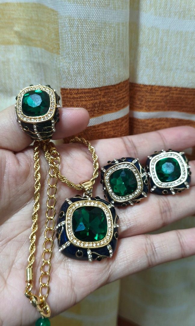 Emerald with Enamel design US source (Category: Body Jewelry) located in Quezon City. Submitted by gemaicloset (Listing ID 1469202610, Image 1). Description: .