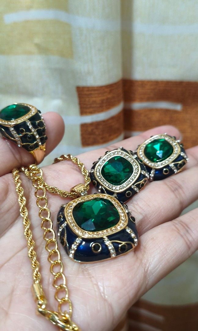 Emerald with Enamel design US source (Category: Body Jewelry) located in Quezon City. Submitted by gemaicloset (Listing ID 1469202610, Image 2). Description: .