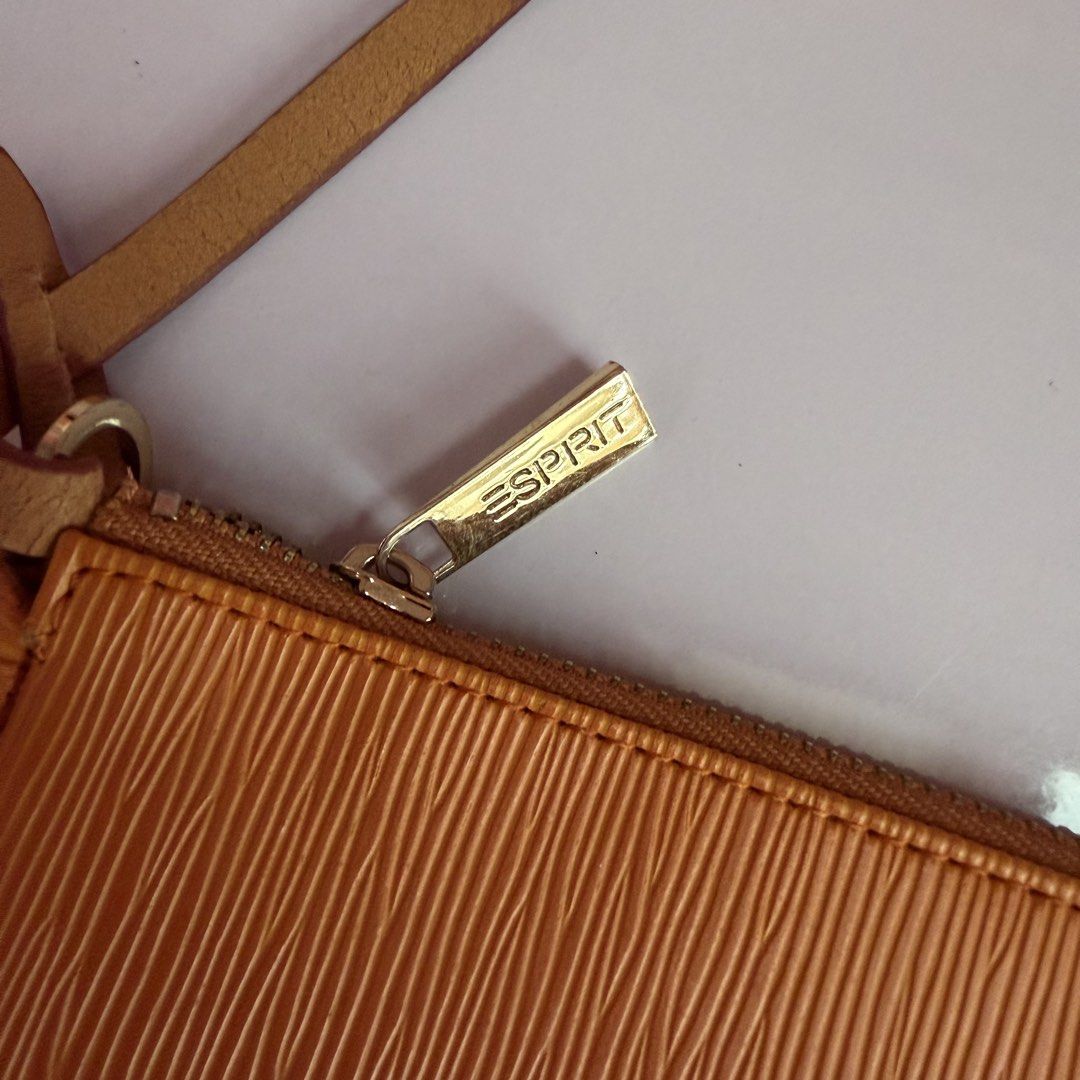 ESPIRIT orange kili kili bag (Category: Shoulder Bags) located in Davao. Submitted by saintneedscash (Listing ID 1469226088, Image 2). Description: original ESPIRIT orange bag.
