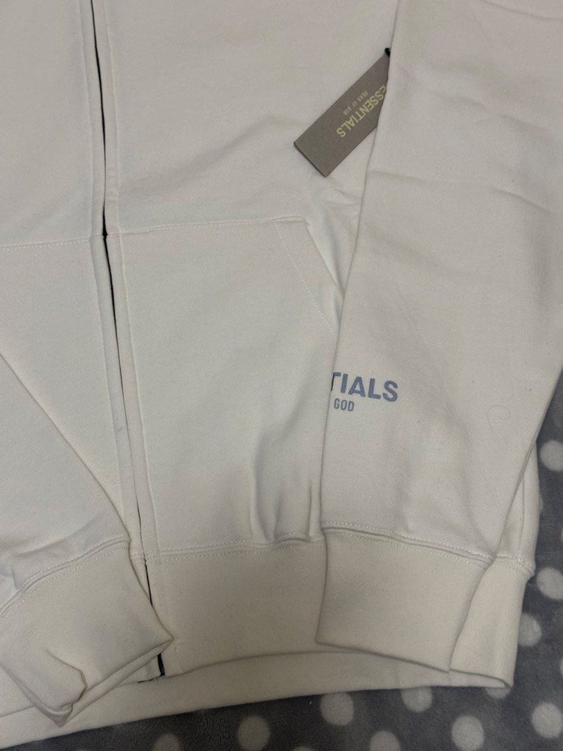 Essential jacket （分類：衛衣）位於 Hong Kong。 由 keepsharee 提交（商品編號 1469205601，圖片 3）。簡介： New 。