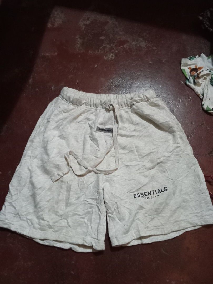 Essential short (Category: Shorts) located in Manila. Submitted by tcbukay_zxc25 (Listing ID 1469336928, Image 1). Description: essential short size large issue stain sa likod.