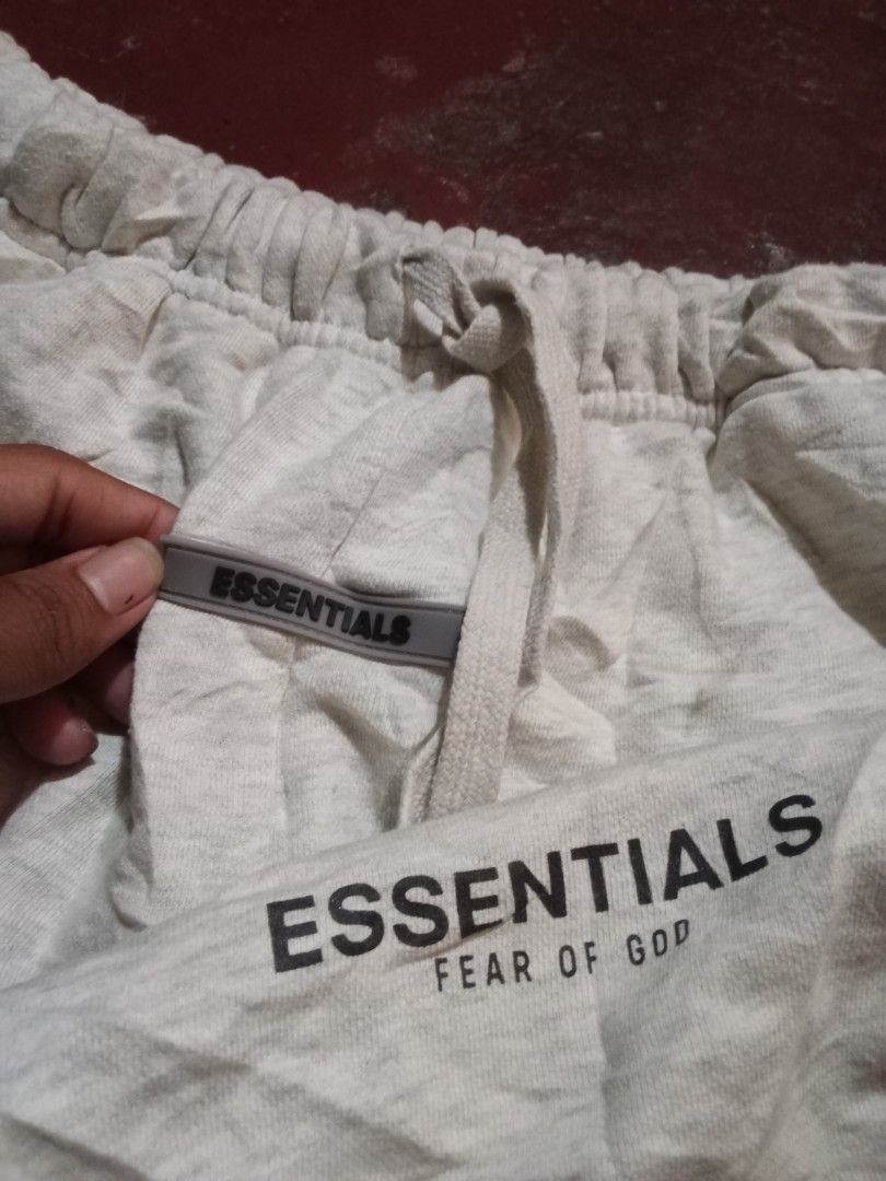 Essential short (Category: Shorts) located in Manila. Submitted by tcbukay_zxc25 (Listing ID 1469336928, Image 2). Description: essential short size large issue stain sa likod.