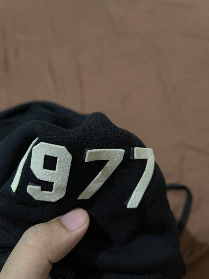 Essentials 1997 Black Short (Category: Shorts) located in Cavite. Submitted by s1nglest1tch.ph (Listing ID 1469220357, Image 3). Description: Size Medium 28-34 waist 17.5 length Issue: natuklap na yung edges ng numbers pwede pa idikit.