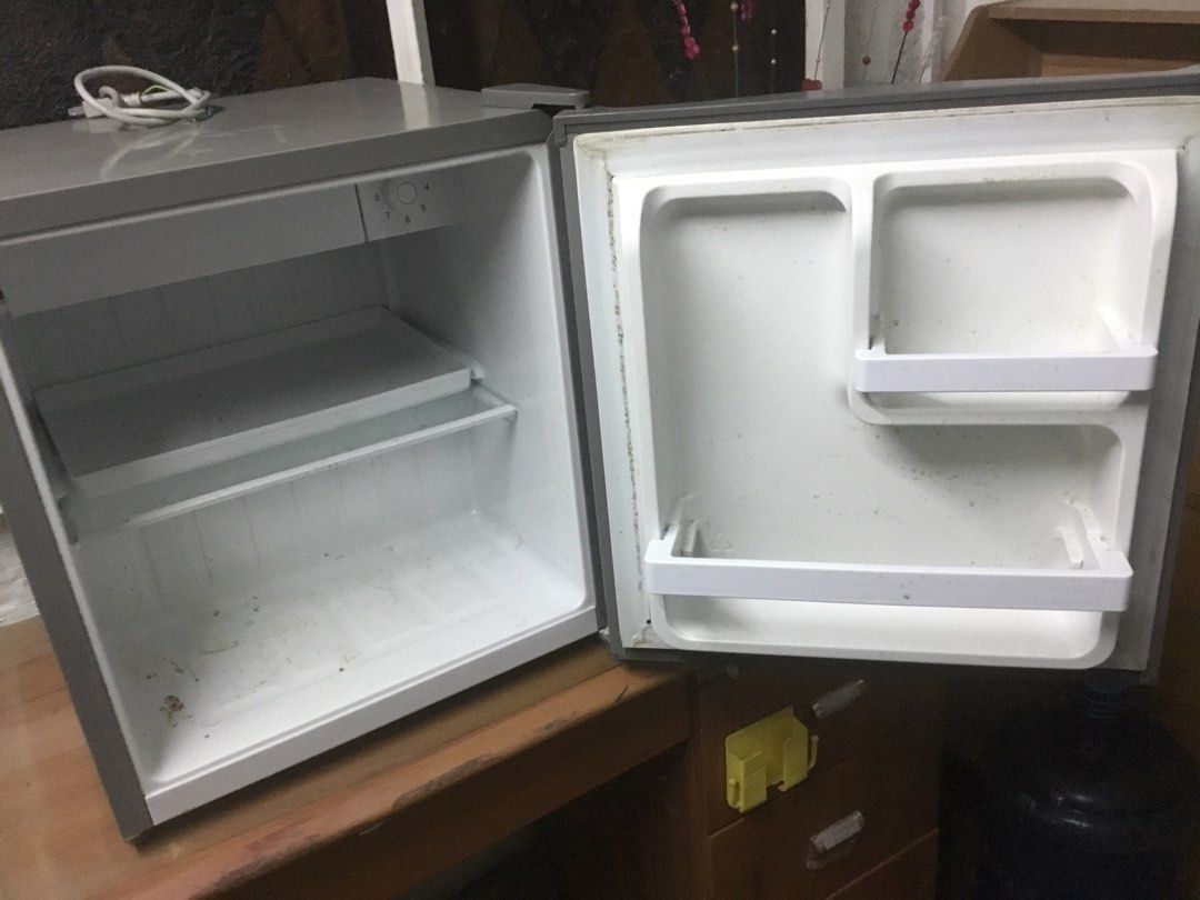 Eureka Mini Refrigerator Grey Single Door (Category: Refrigerators and Freezers) located in Manila. Submitted by roberto.enriquez (Listing ID 1469366005, Image 1). Description: - Brand/Model: Eureka mini fridge in grey - Design: Single door with interior shelf and door compartments - Performance: Powers on with standard plug, runs quietly with a 0-7 temperature dial - Ideal For: Dorm rooms, offices, or small bedrooms - Condition: Exterior has scu