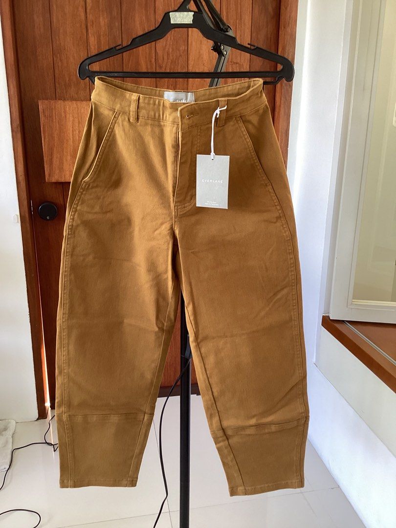 Everlane Mustard Yellow Barrel Pants Size 2 (Category: Jeans) located in Bacoor. Submitted by cts217 (Listing ID 1469280133, Image 1). Description: - Brand: Everlane - Condition: Brand new with original store tags attached - Size: 2 - Color: Rich mustard yellow - Material: Durable, ethically made cotton - Features: High-waisted fit, angled front pockets, and structured panel details near the hems - Perfect for upgrading your everyday wardrobe rot