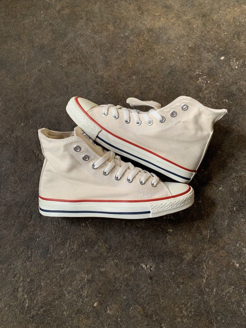 everlast high cut shoes (Category: Sneakers) located in Manila. Submitted by _blessmeo (Listing ID 1469254470, Image 1). Description: 39.5 on fit / 24cm alm new condition with embroid logo has a minor stain no major flaws! .