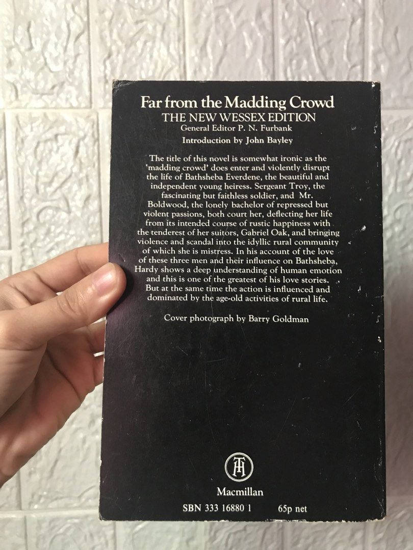 Far from the Madding Crowd Thomas Hardy Paperback (Category: Storybooks) located in Pilar. Submitted by dhelsomera20308 (Listing ID 1469210927, Image 3). Description: - Title: Far from the Madding Crowd by Thomas Hardy - Publisher: Macmillan (The New Wessex Edition) - Details: Introduction by John Bayley, cover photo by Barry Goldman - Condition: Paperback with edge wear and naturally yellowed pages - Format: Fiction / Classic Literature The nove