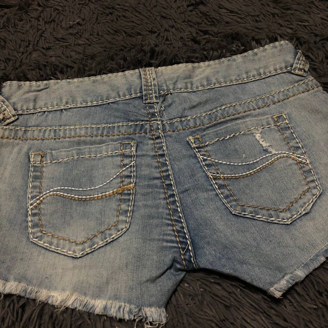FB Sisters Shorts (Category: Shorts) located in Camiling. Submitted by thriftscape2024 (Listing ID 1469330036, Image 3). Description: Excellent Condition Color rate: 9/10 Issue: ❌❌❌ W: 30 L: 11 Thigh: 10 Leg Opening: 9.