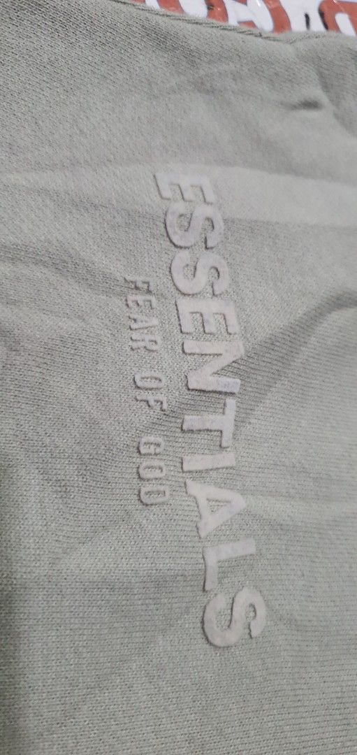 Fear of God Essentials Sweatpants (Category: Joggers) located in Laoag. Submitted by floydg_corpuz22 (Listing ID 1469227098, Image 2). Description: Fear of God Essentials sweatpants in light sage green, size S. Features an adjustable drawstring waist, signature rubberized logo, bold left leg print, and cozy fleece lining. Perfect for everyday streetwear. Essentials Small 30 to 34 x 37.5 Excellent condition 650+sf.