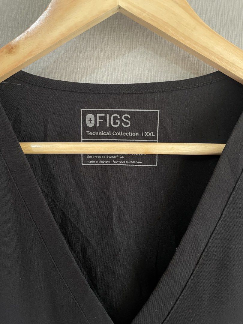 FIGS Casma Technical Collection Scrub Top Black XXL (Category: Activewear) located in Mataasnakahoy. Submitted by zero4thrift (Listing ID 1469209897, Image 2). Description: - Brand: FIGS - Style: Casma Scrub Top - Color: Black - Size: XXL - Collection: Technical Collection - Material: 72% polyester, 21% rayon, 7% spandex (comfortable stretch fabric) - Features: V-neck, short sleeves, double front pockets, and iconic FIGS logo tags - Care: Machine