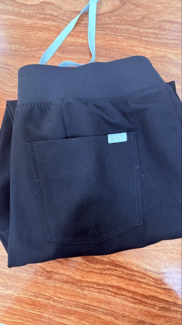 Figs Scrub Suit - Black (Category: Medical Supplies & Tools) located in Manila. Submitted by emxsi_ (Listing ID 1469240469, Image 3). Description: Catarina Top - Large Petite Zamora Jogger Pants - Large Petite Lightly Used - Good Condition .