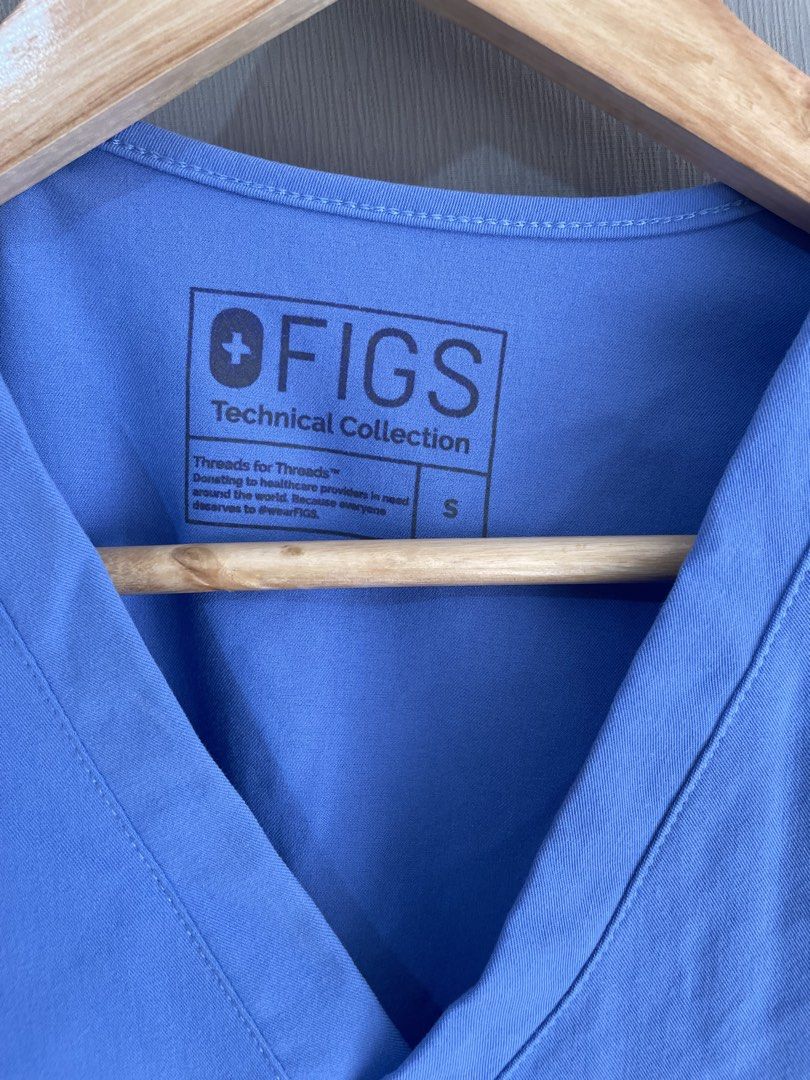 FIGS Technical Collection Blue Scrub Top Size S (Category: Activewear) located in Mataasnakahoy. Submitted by zero4thrift (Listing ID 1469203485, Image 2). Description: - Brand: FIGS (Technical Collection) - Style: Classic V-neck with single chest pocket & logo - Color: Bright Blue - Size: Small - Material: 72% polyester, 21% rayon, 7% spandex - Condition: Clean, minimal signs of wear FIGS Catarina One-Pocket Scrub Top (Ceil Blue) Small on tag 19