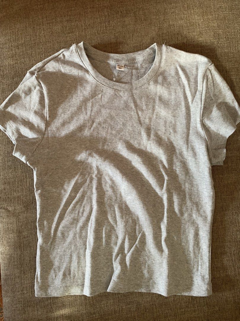 Fitted uniqlo T shirt (Category: Shirts) located in Camalig. Submitted by abyssia (Listing ID 1469185367, Image 1). Description: .