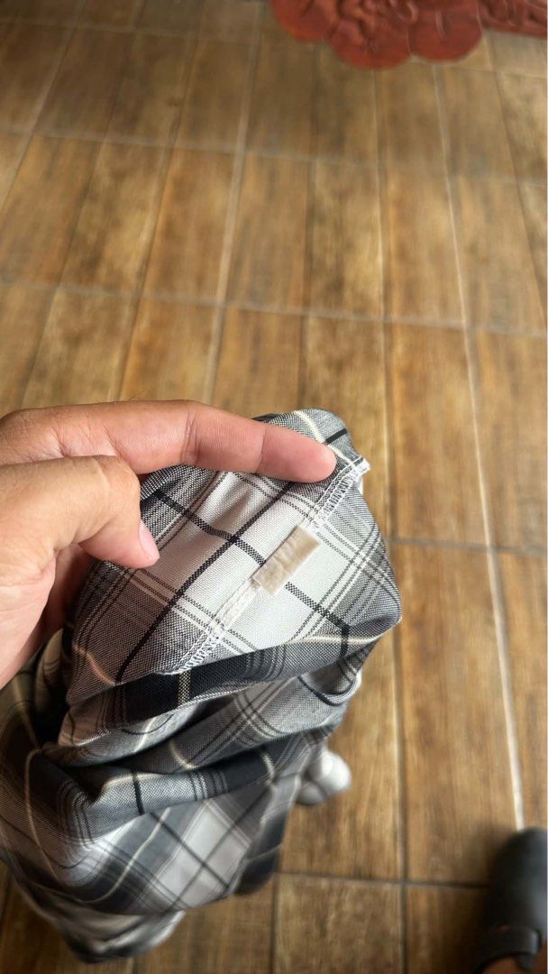 FLANNEL POLO (Category: Tshirts & Polo Shirts ) located in Manila. Submitted by urban.vintage (Listing ID 1469311796, Image 2). Description: ISSUE: NONE (NEED WASH) MOP :GCASH (NO COD) SHIP VIA: LALAMOVE & J&T LOCATION: PASIG CITY LENGTH: 29 WIDTH :22 .