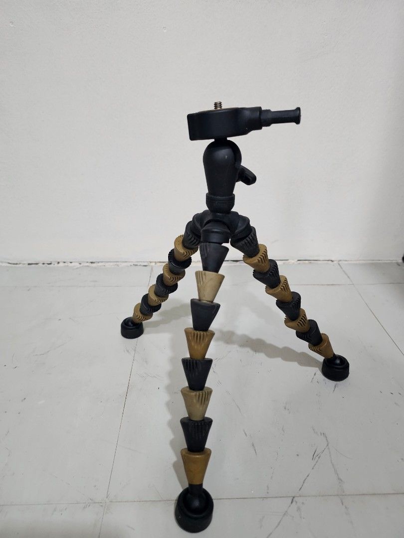 Sunpak FlexPod Gripper (Category: Tripods & Monopods) located in Quezon City. Submitted by alevi (Listing ID 1469187380, Image 2). Description: - Flexible 28 cm tripod with stylish black and tan segmented legs - Wrap around poles/branches or stand flat on any surface - Includes ball head with standard 1/4" screw mount and adjustment knob - Sturdy, fully adjustable joints for versatile angles - Perfect size for mirrorless cameras, phones (with mou