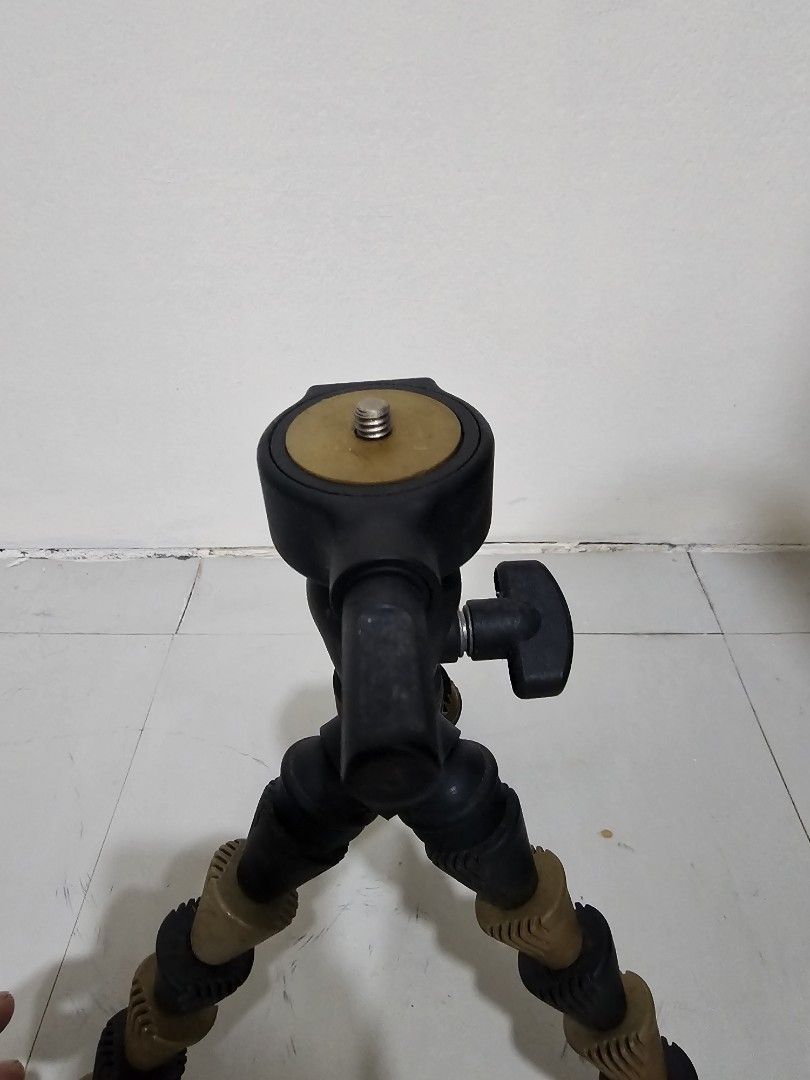 Sunpak FlexPod Gripper (Category: Tripods & Monopods) located in Quezon City. Submitted by alevi (Listing ID 1469187380, Image 3). Description: - Flexible 28 cm tripod with stylish black and tan segmented legs - Wrap around poles/branches or stand flat on any surface - Includes ball head with standard 1/4" screw mount and adjustment knob - Sturdy, fully adjustable joints for versatile angles - Perfect size for mirrorless cameras, phones (with mou