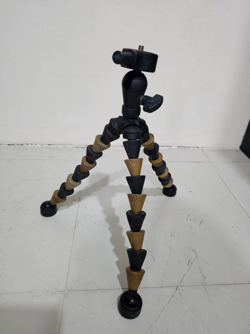 Sunpak FlexPod Gripper (Category: Tripods & Monopods) located in Quezon City. Submitted by alevi (Listing ID 1469187380, Image 1). Description: - Flexible 28 cm tripod with stylish black and tan segmented legs - Wrap around poles/branches or stand flat on any surface - Includes ball head with standard 1/4" screw mount and adjustment knob - Sturdy, fully adjustable joints for versatile angles - Perfect size for mirrorless cameras, phones (with mou