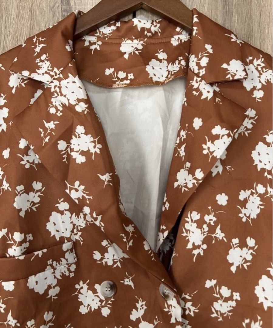FLORAL CROPPED BLAZER (Category: Coats, Jackets and Outerwear) located in Bulacan. Submitted by relove.re (Listing ID 1469310792, Image 3). Description: Chic and classy! This brown blazer with white floral prints is perfect for a feminine, elegant look. ✨ 🌸 Beautiful floral design 🤎 Double-breasted button detail 🌼 Cropped style with long sleeves 👗 Easy to pair with jeans, skirts, or dresses - Silk fabric - The blazer is rust brown (terracotta