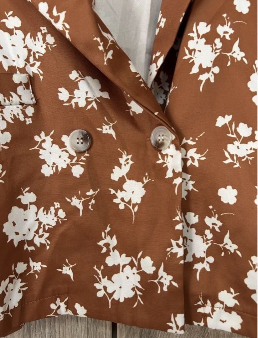 FLORAL CROPPED BLAZER (Category: Coats, Jackets and Outerwear) located in Bulacan. Submitted by relove.re (Listing ID 1469310792, Image 2). Description: Chic and classy! This brown blazer with white floral prints is perfect for a feminine, elegant look. ✨ 🌸 Beautiful floral design 🤎 Double-breasted button detail 🌼 Cropped style with long sleeves 👗 Easy to pair with jeans, skirts, or dresses - Silk fabric - The blazer is rust brown (terracotta