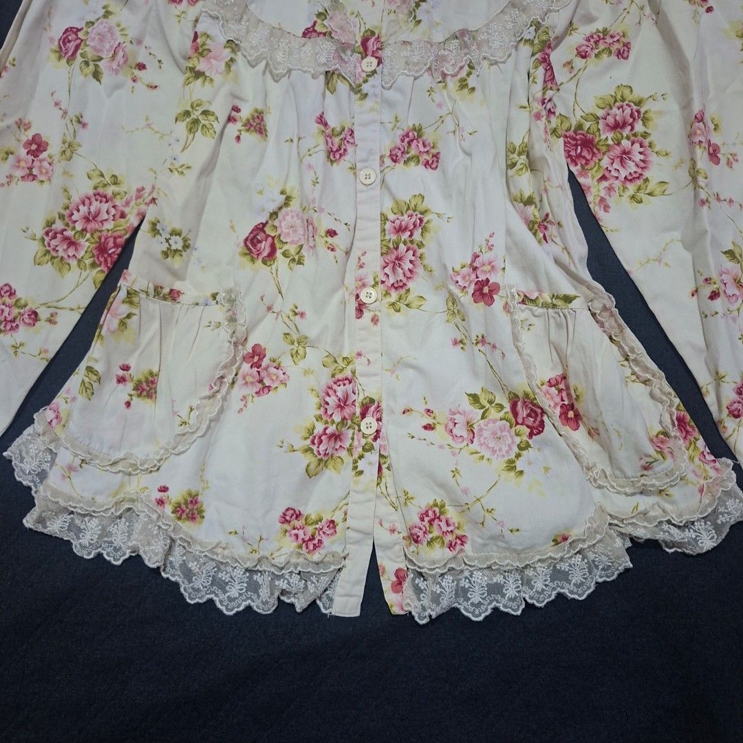 Floral-patterned frill tunic (Category: Blouses) located in Santa Maria. Submitted by xejdm.finds (Listing ID 1469239527, Image 3). Description: .