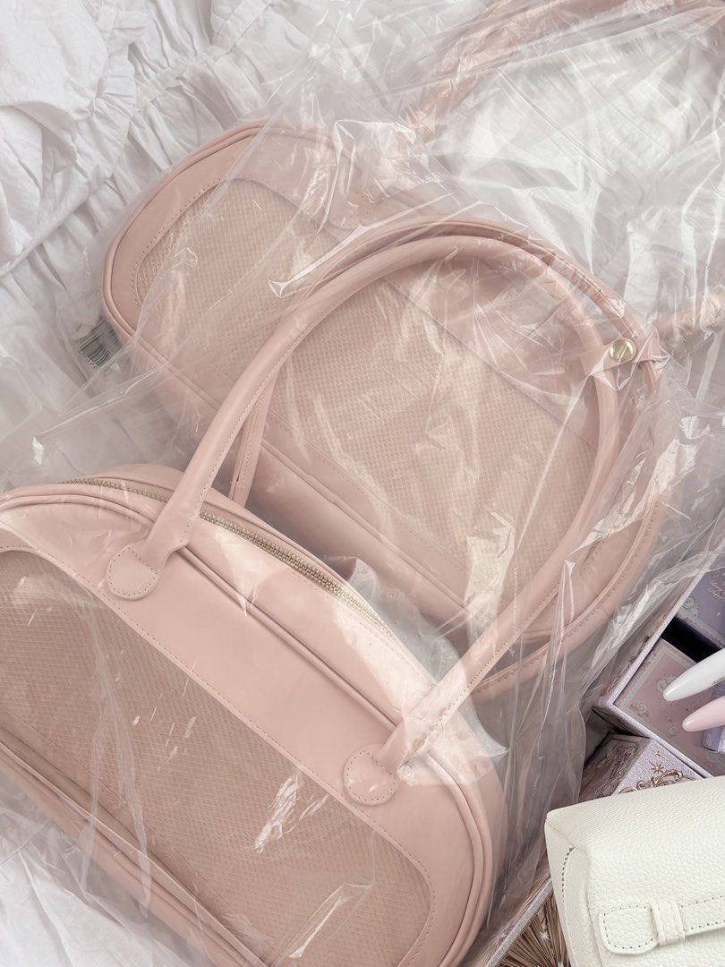 flower knows limited edition bag (Category: Shoulder Bags) located in Muntinlupa City. Submitted by pinkgurlyyy (Listing ID 1469256296, Image 2). Description: makeups not included only bag get both for 800 + freebiess lalamove only.
